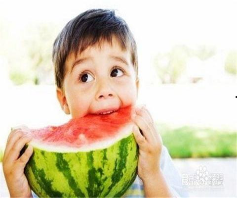 娱乐吃瓜酱小孩发疯,小孩发疯事件，揭秘背后真相